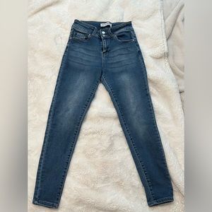 Really cute stretch blue savvy jeans, great condition, barely worn and size 5/27